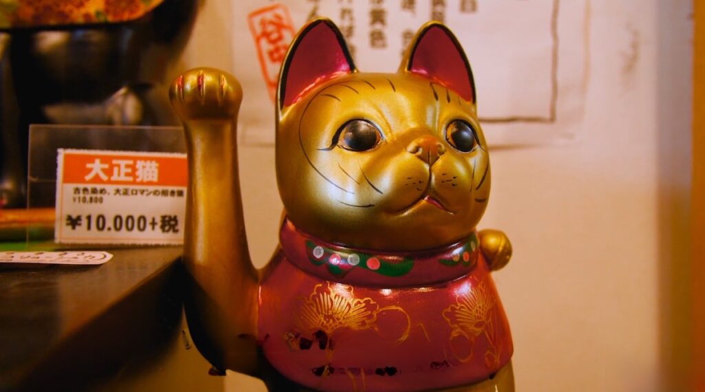 beckoning cat