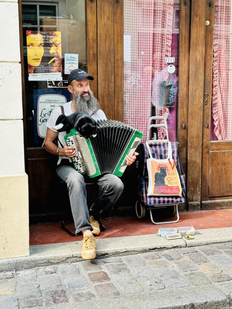 accordeon cat in Montmartre Paris