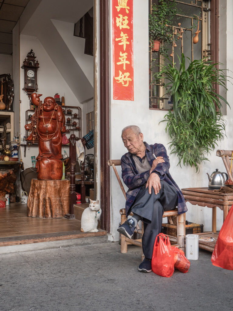a Chinese store with a cat