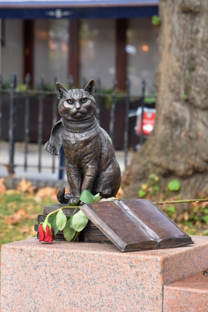 London Bob statue