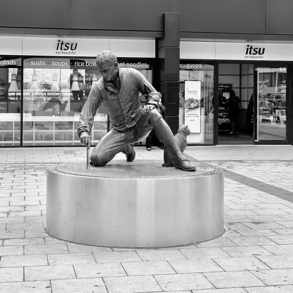 Matthew Flinders and his cat Trim at Euston Station in London