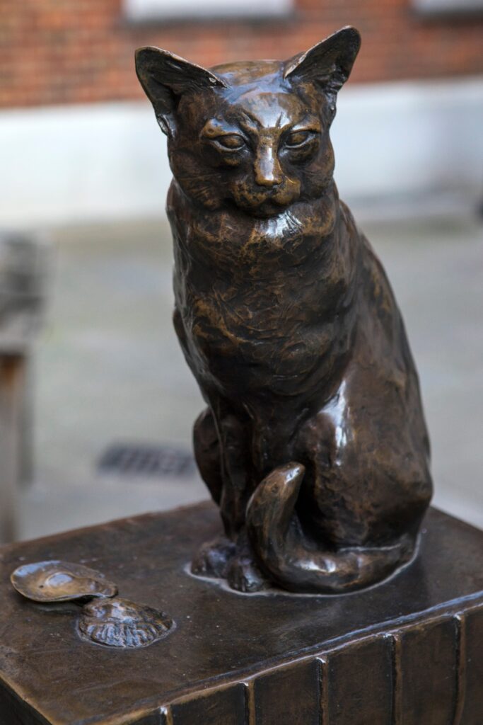 Hodge statue London