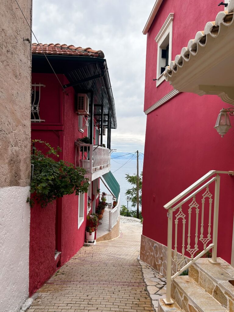 Chlomos architecture