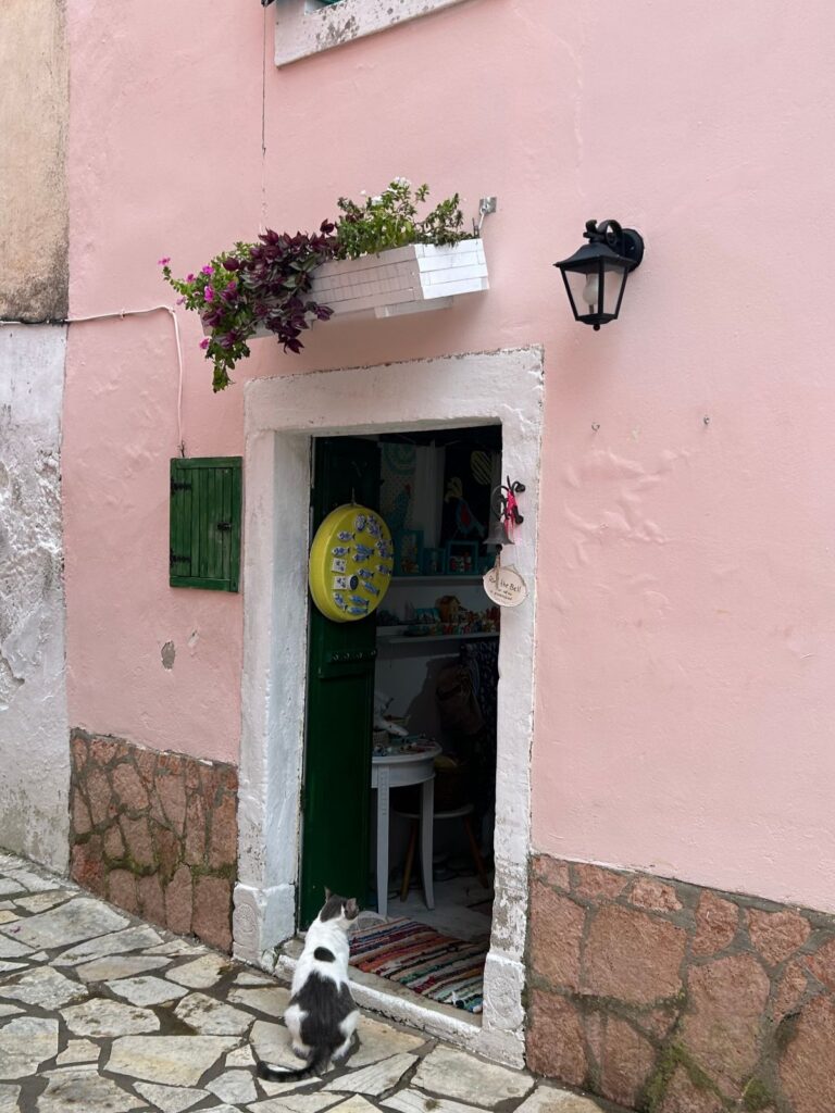 pink house in Chlomos