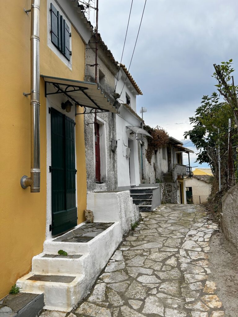 Chlomos village