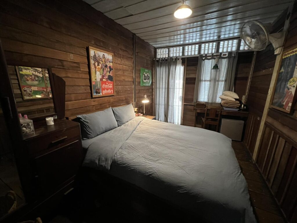 Si Yaek Huatakhe Cafe & Guesthouse