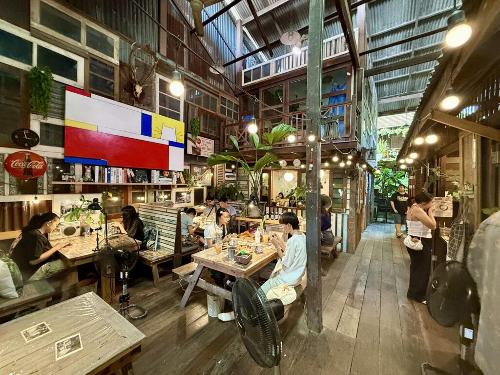 Si Yaek Huatakhe Cafe & Guesthouse Bangkok